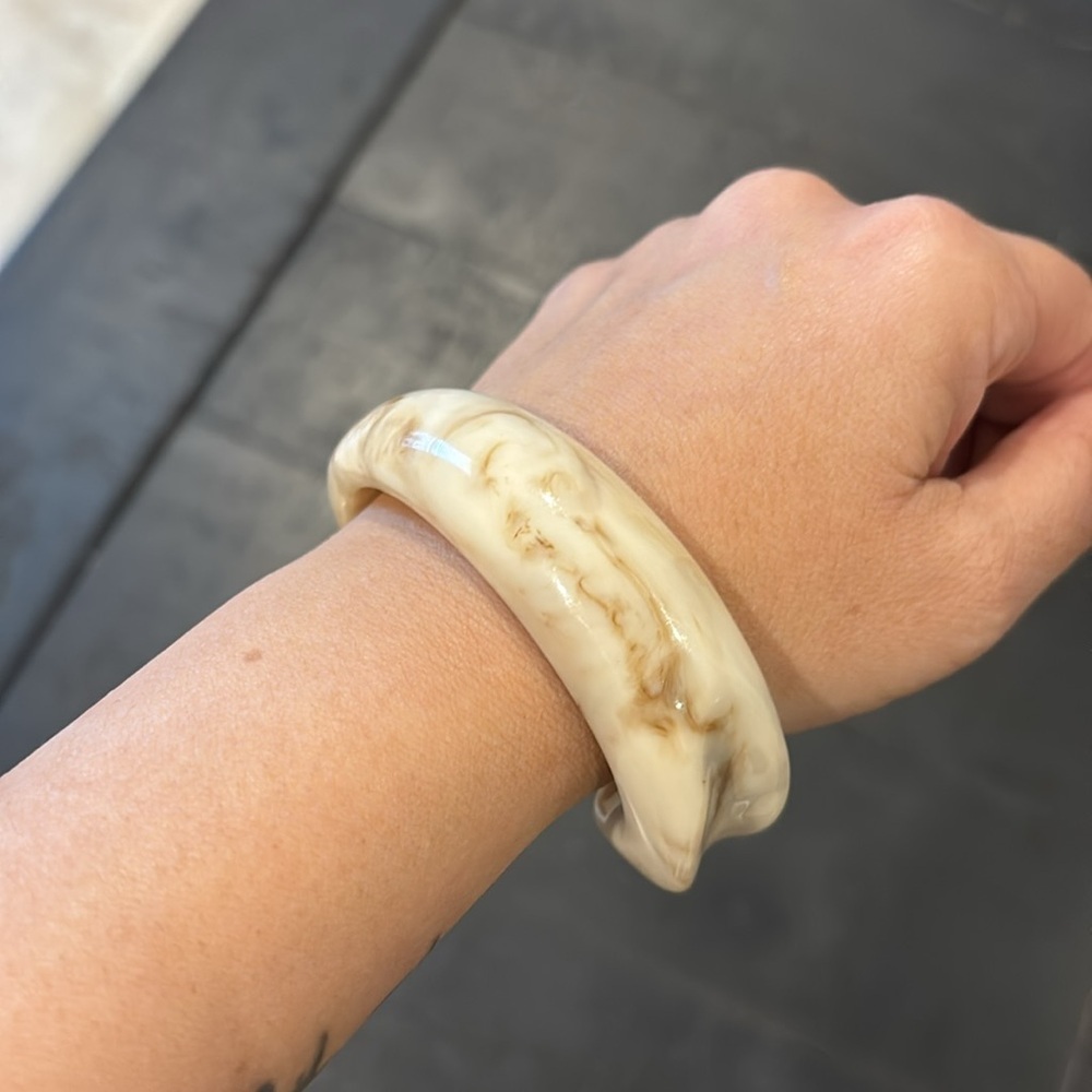 Freeform Art To Wear Cream and Tan Resin Bangle Cuff Swirl Bracelet - Picture 7 of 10